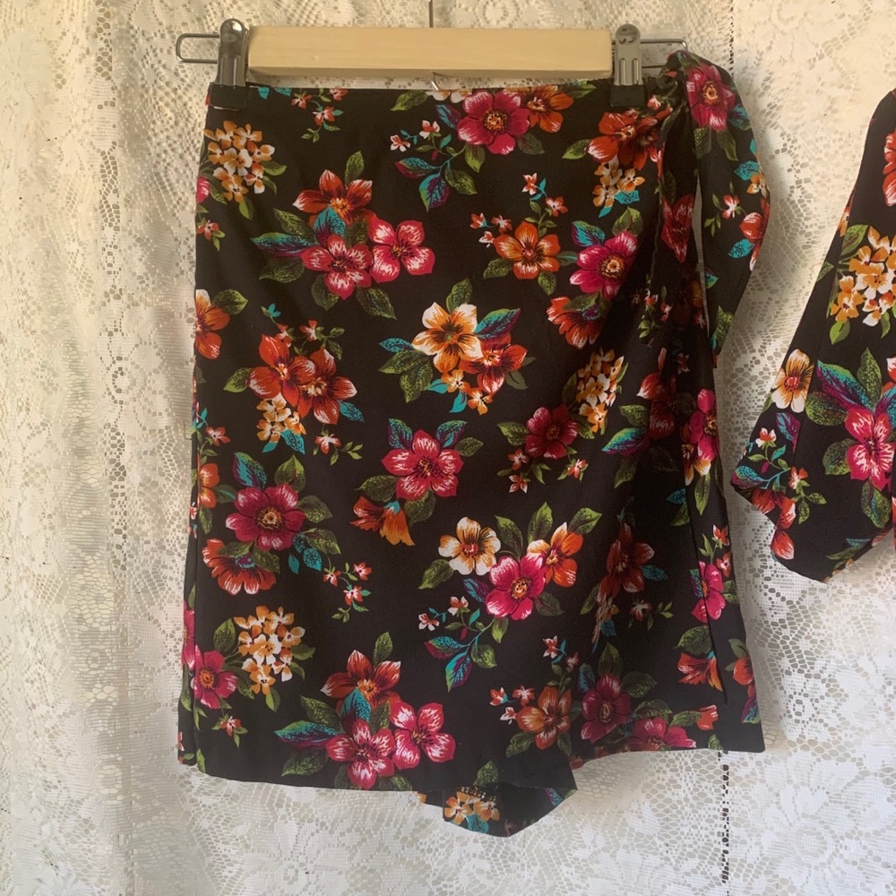 Sold* 2 Piece Hi-Waisted Floral Crop Top & Skort - Picture 7 of 8